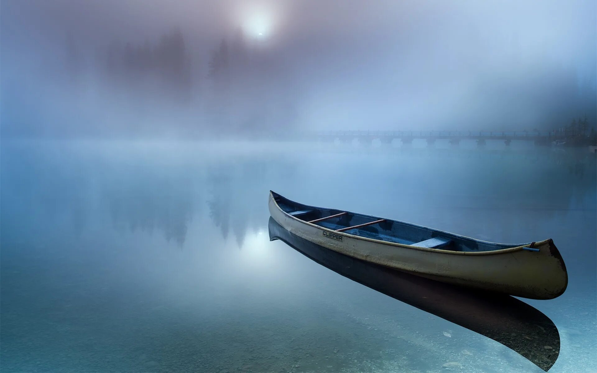 Звуки плывем по реке. Лодка в тумане. Лодка плывет. Лодка на воде. Одинокая лодка.