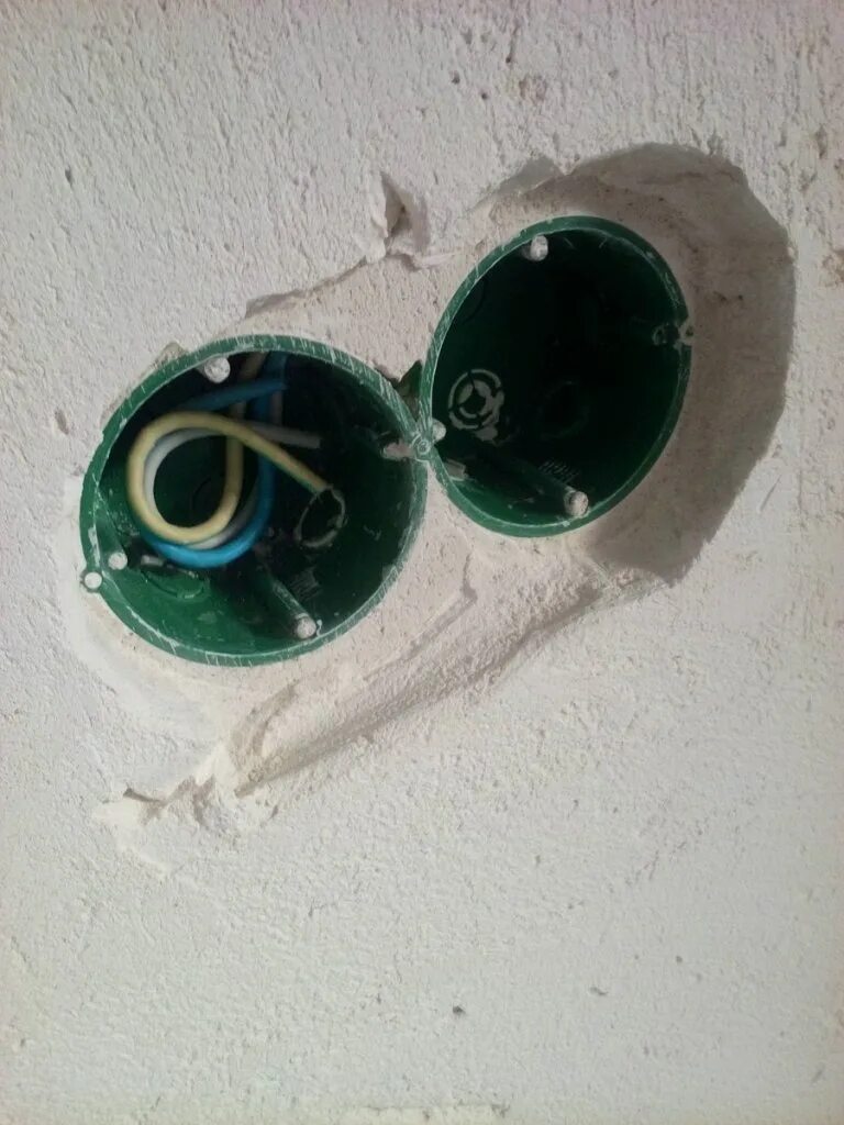 Как установить подрозетник в стену. Подрозетник imt35100 schneider electric. установочная коробка подрозетник schneider. подрозетник шнайдер для бетона. монтаж подрозетников шнайдер.