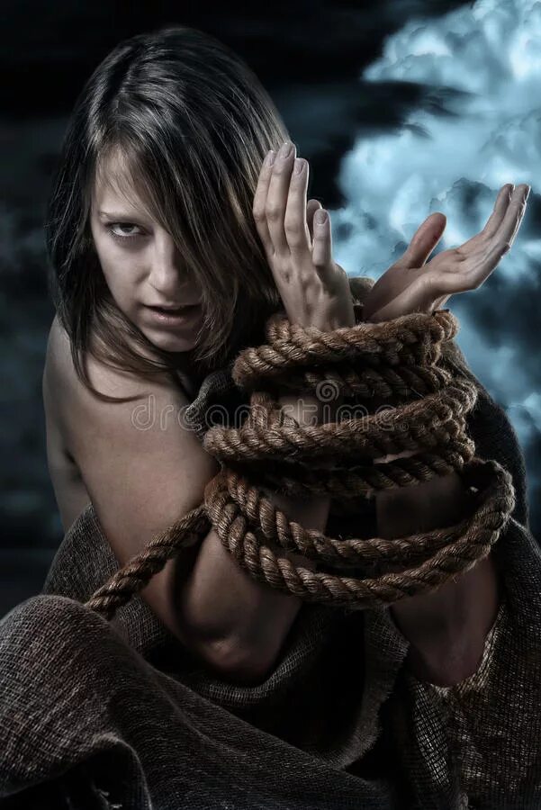 Кинбаку япония. Связанная на кровати. Девушка связана веревкой. Связанная женщина. Aaron mcpolin шибари.