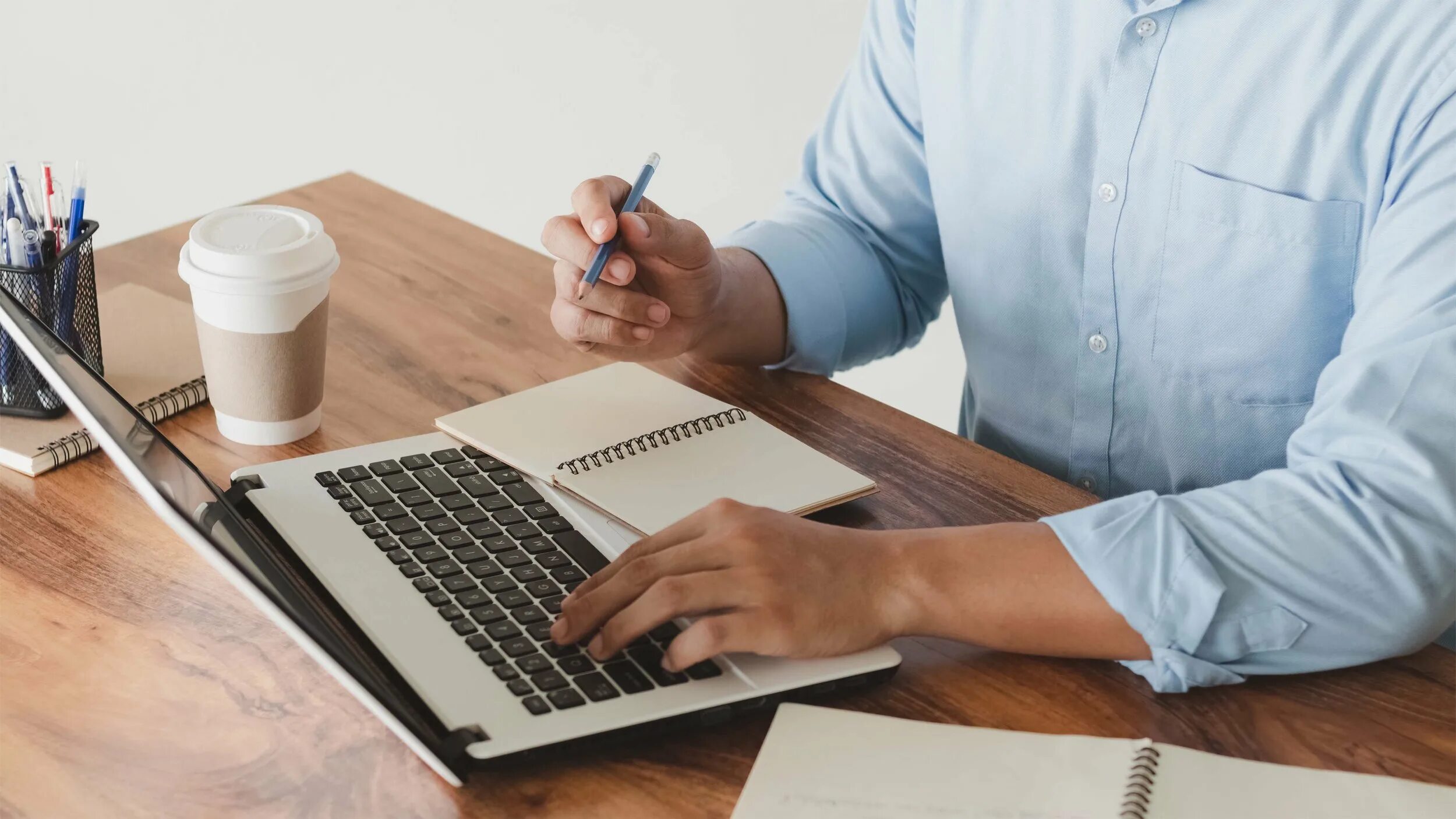 Writing skills in Business. Desk, writing man. Work yozish.