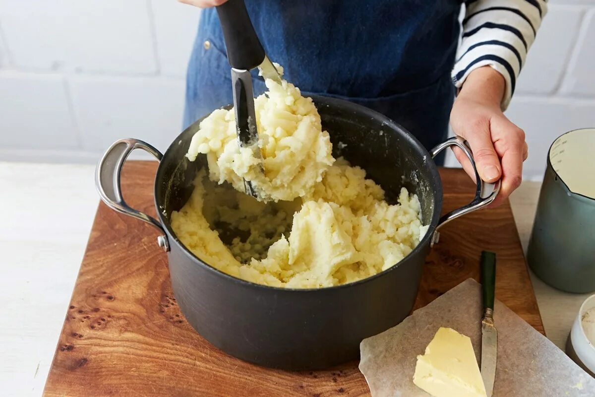 Как делать картошку пюре. Толочь пюре. картофельное пюре с молоком и сливочным маслом. толочь картошка пюре. пюре картофельное на давилке.
