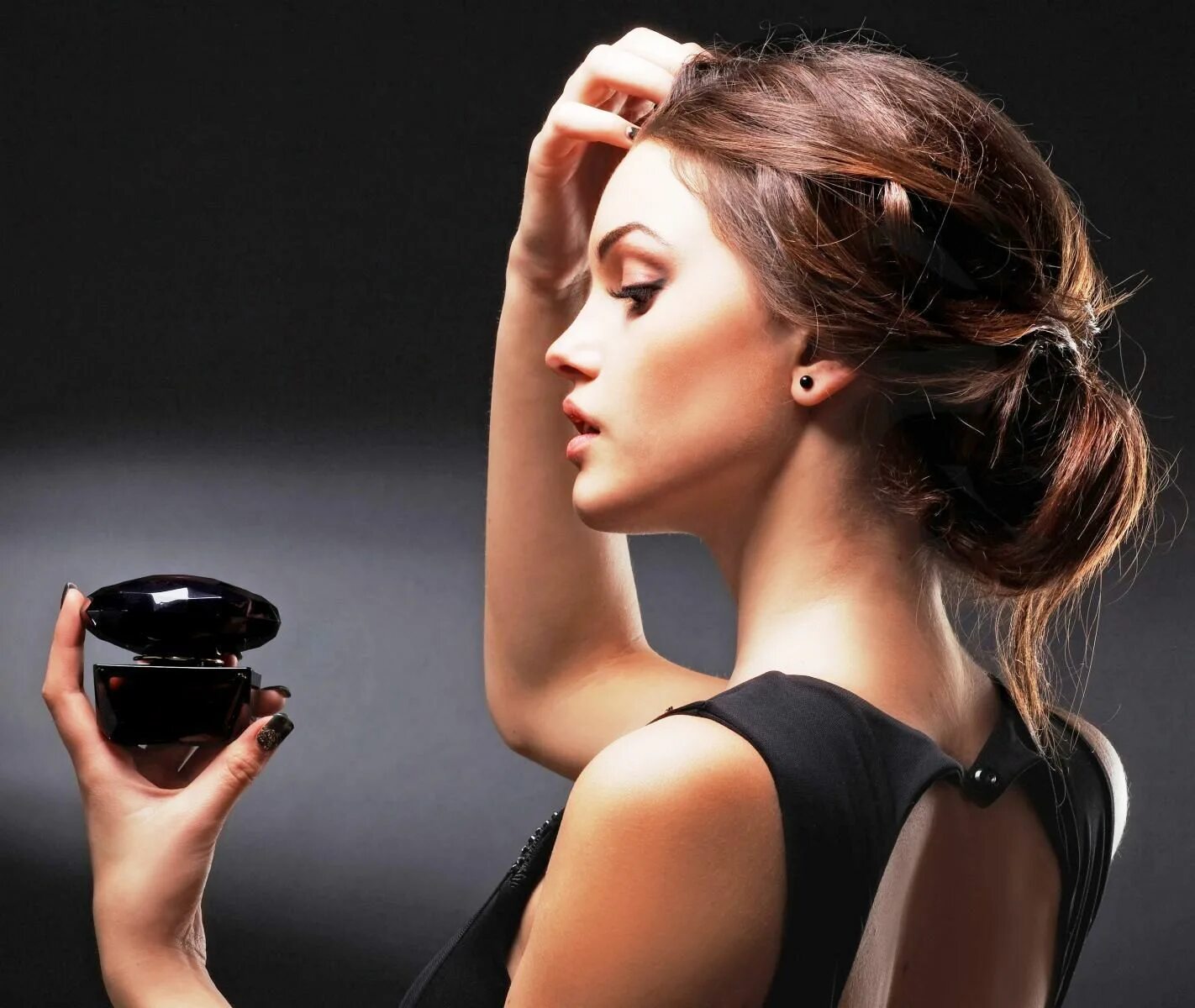 Royal essence духи. Духи восхищение. Духи eyeel. Нина ричи духи женские ричи ричи. Девушка с духами.