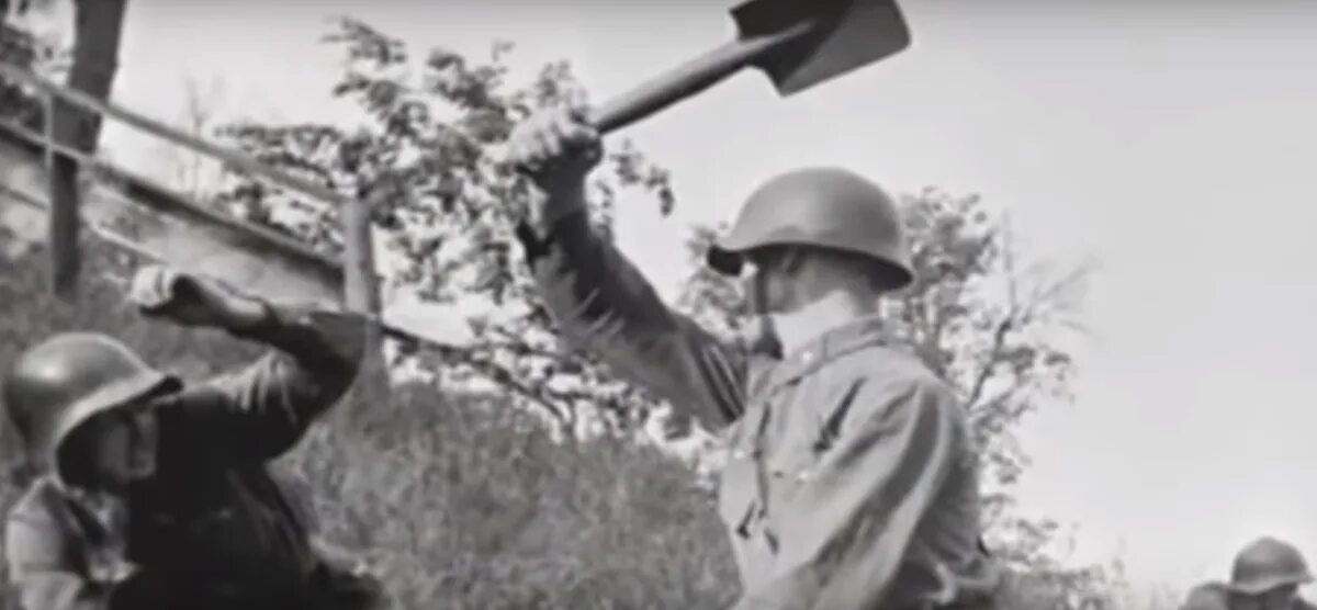 Бьют по каске