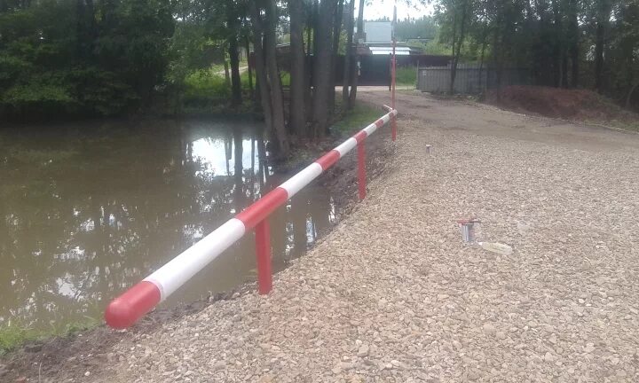 Подъезжать к водоему