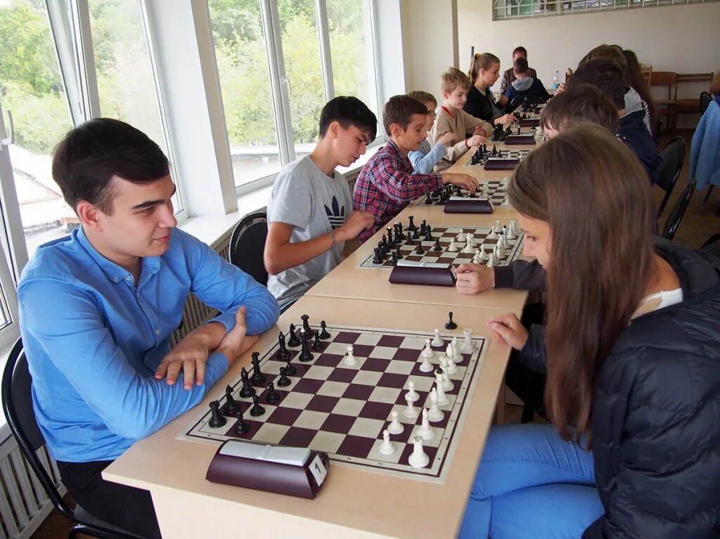 Шахматы в парке. Турнир в владивостоке по шахматам. Шахматный владивосток. Шахматы владивосток маньчев. Шахматы спортивная набережная владивосток.