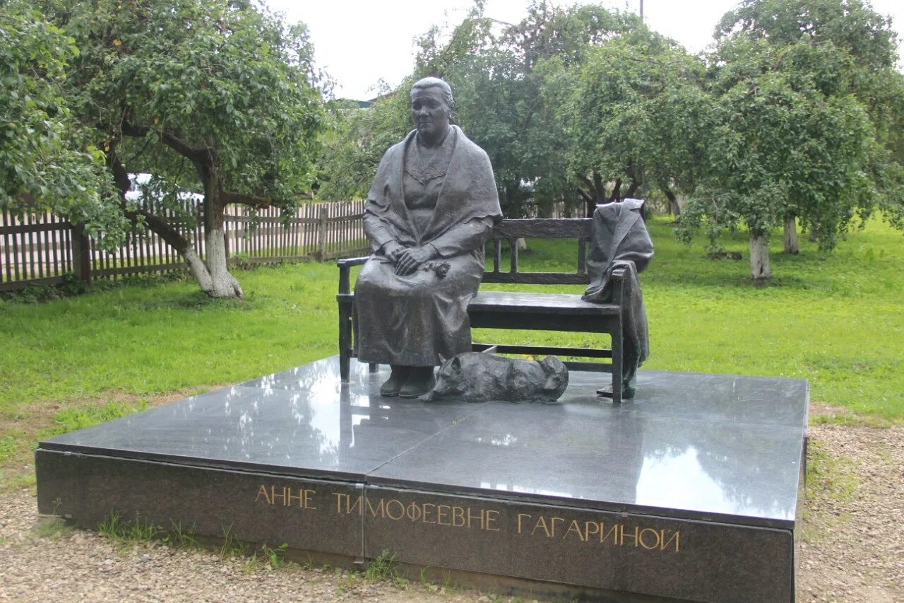 Памятник Анне Тимофеевне Гагариной. Памятник матери Космонавта — Анне Тимофеевне Гагариной. Смоленская область г.Гагарина памятник матери Юрия Гагарина. Памятник матери Гагарина в Гагарине. Г гагарин памятники