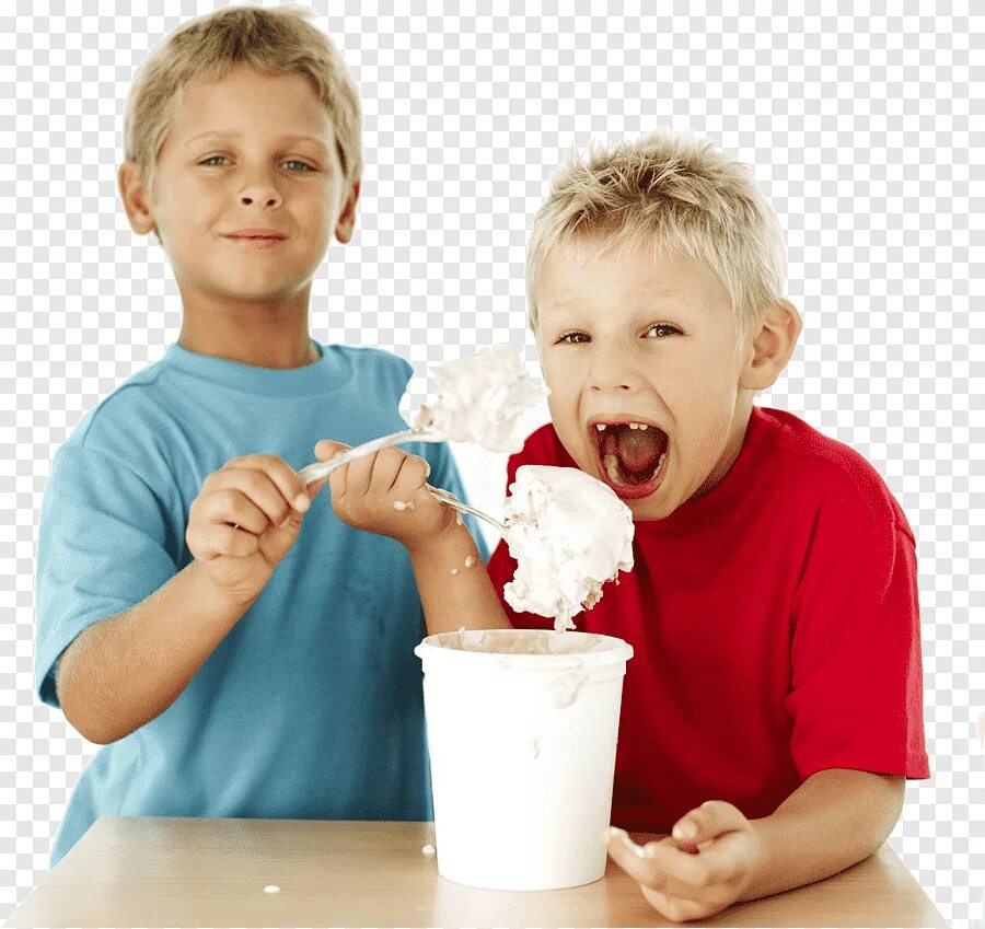 Дети пьют коктейли. Ребенок с мороженым. Дети едят мороженое. Семья ест мороженое. Коктейли для детей.
