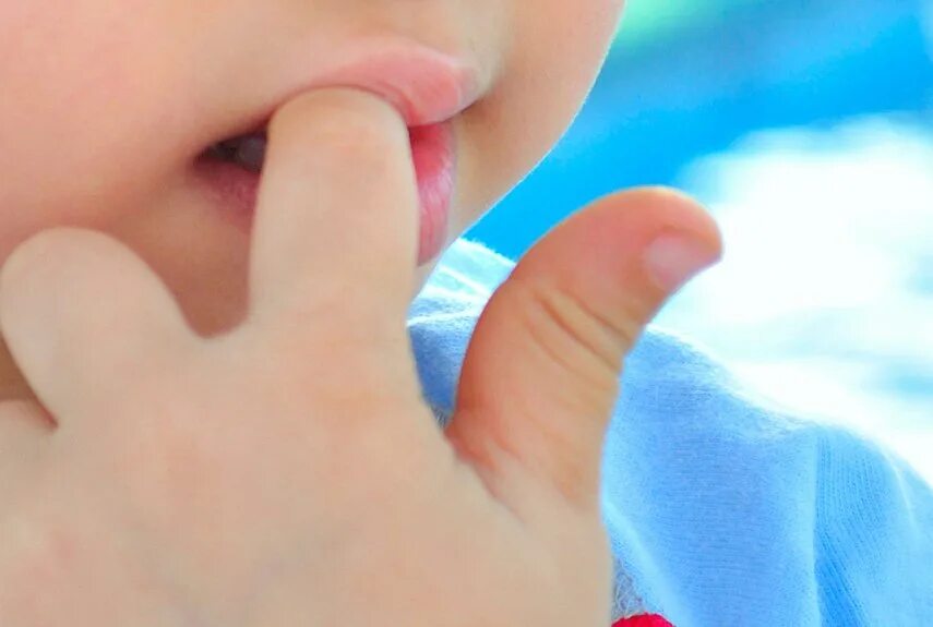 Ребенок с пальцем во рту. Сосание пальцев. Сосание пальца у детей. Обсосанные детские пальцы. Отсасывать палец