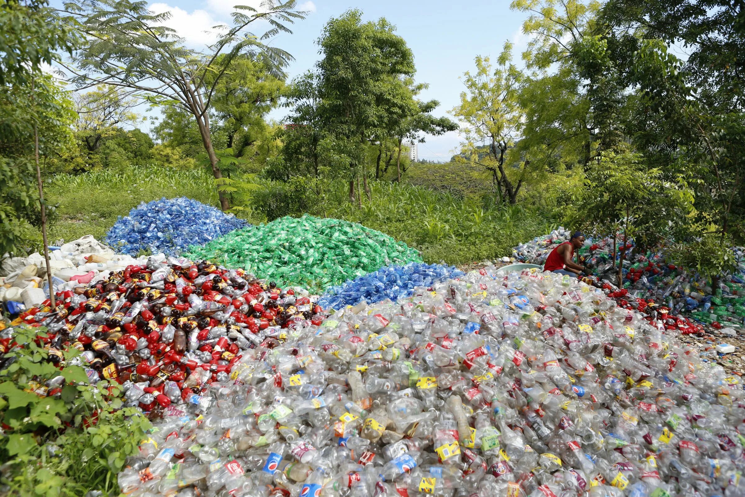 Новый утиль сбор. Сбор пластиковых бутылок. Вторсырье из пластиковых бутылок. Пластиковые бутылки сбор утилизация. Сбор пластикового мусора.