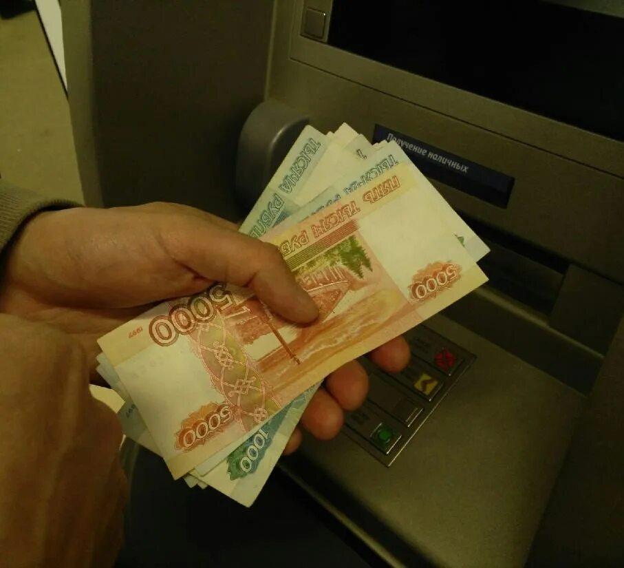 5 рублей в руке. Деньги в руках. Пресс денег в руках. Пресс денег в руках рубли. 5 Тысяч рублей в руке.