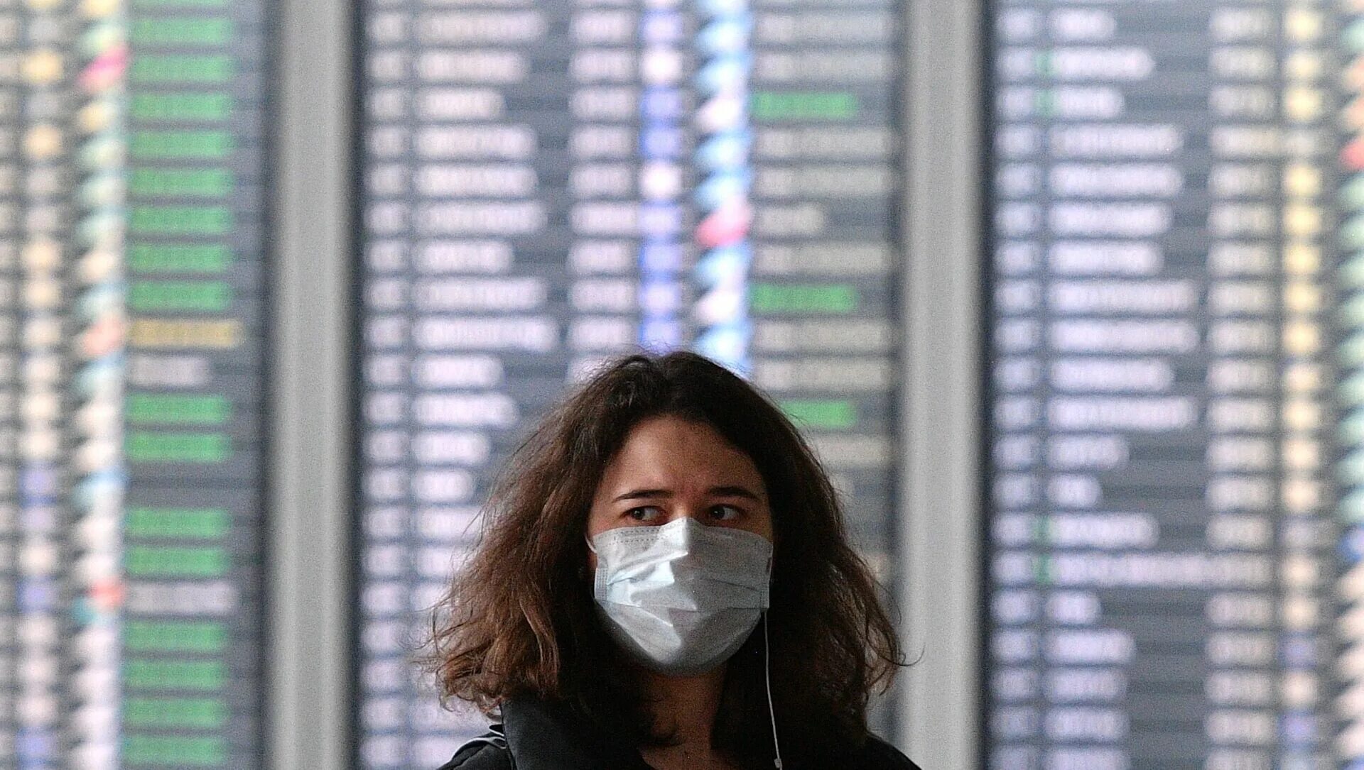 Девушка в аэропорту в маске. Что такое медицинская репатриация. Люди в аэропорту в масках проверка. Фото человек в маске в аэропорту.