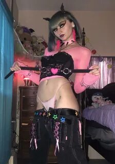 I know this pretty rave girl. 