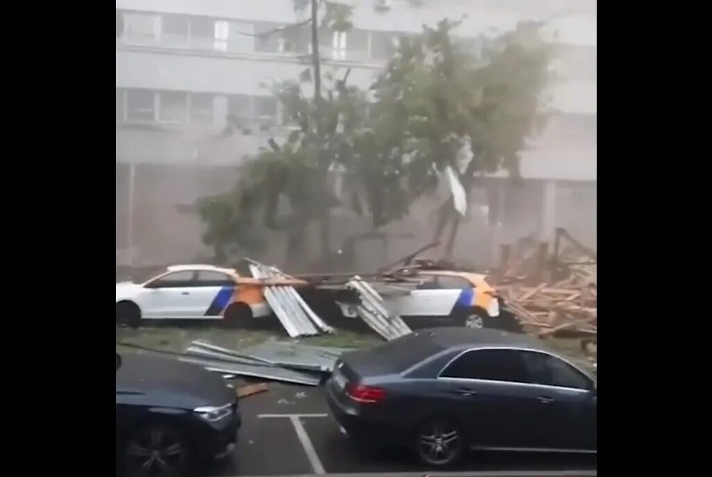24 июня бури. Ливень в москве 28 06 2025. смерч в москве 28 июня 2025. москва ураган 28 июня. ураган в москве 2025.