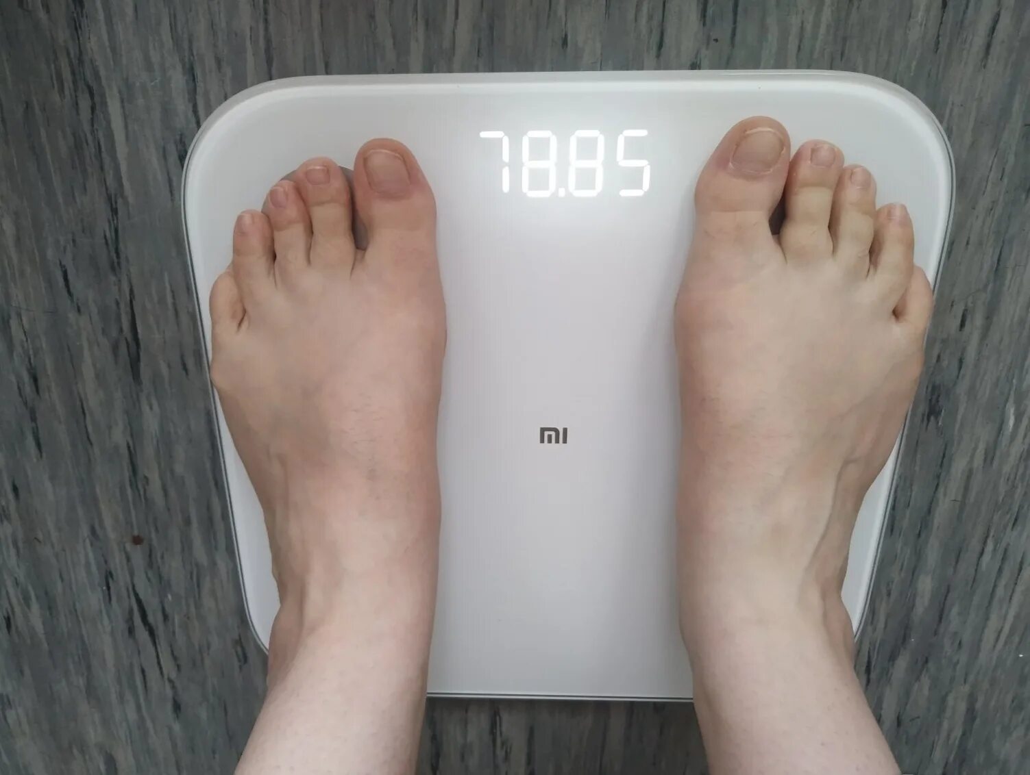 Почему весы показывают разный вес при повторном. Ноги на весах. Вес на весах 76. Весы 55 кг. Кг на весах.
