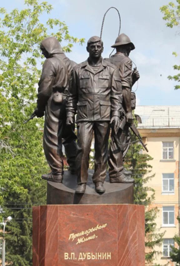 Памятник генералу Дубынину Каменск Уральский. Каменск-Уральский памятник Виктору Дубынину. Дубынин памятник в Каменске Уральском. Генерал дубынин