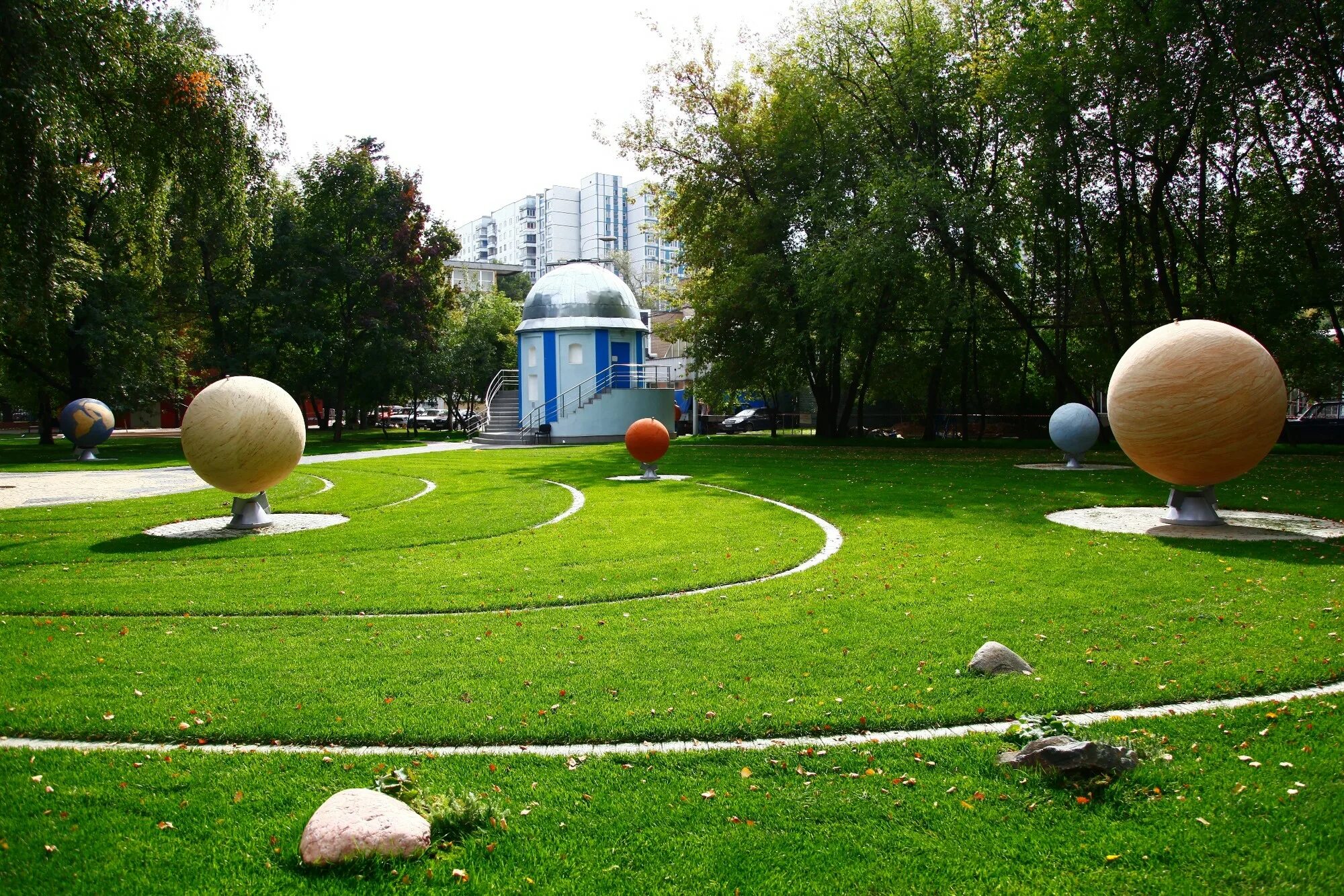 Аллея москва музей космонавтики. Парк планет в сокольниках. Парк сокольники сад астрономов. Парк солнечной системы. Солнечная система в парке.