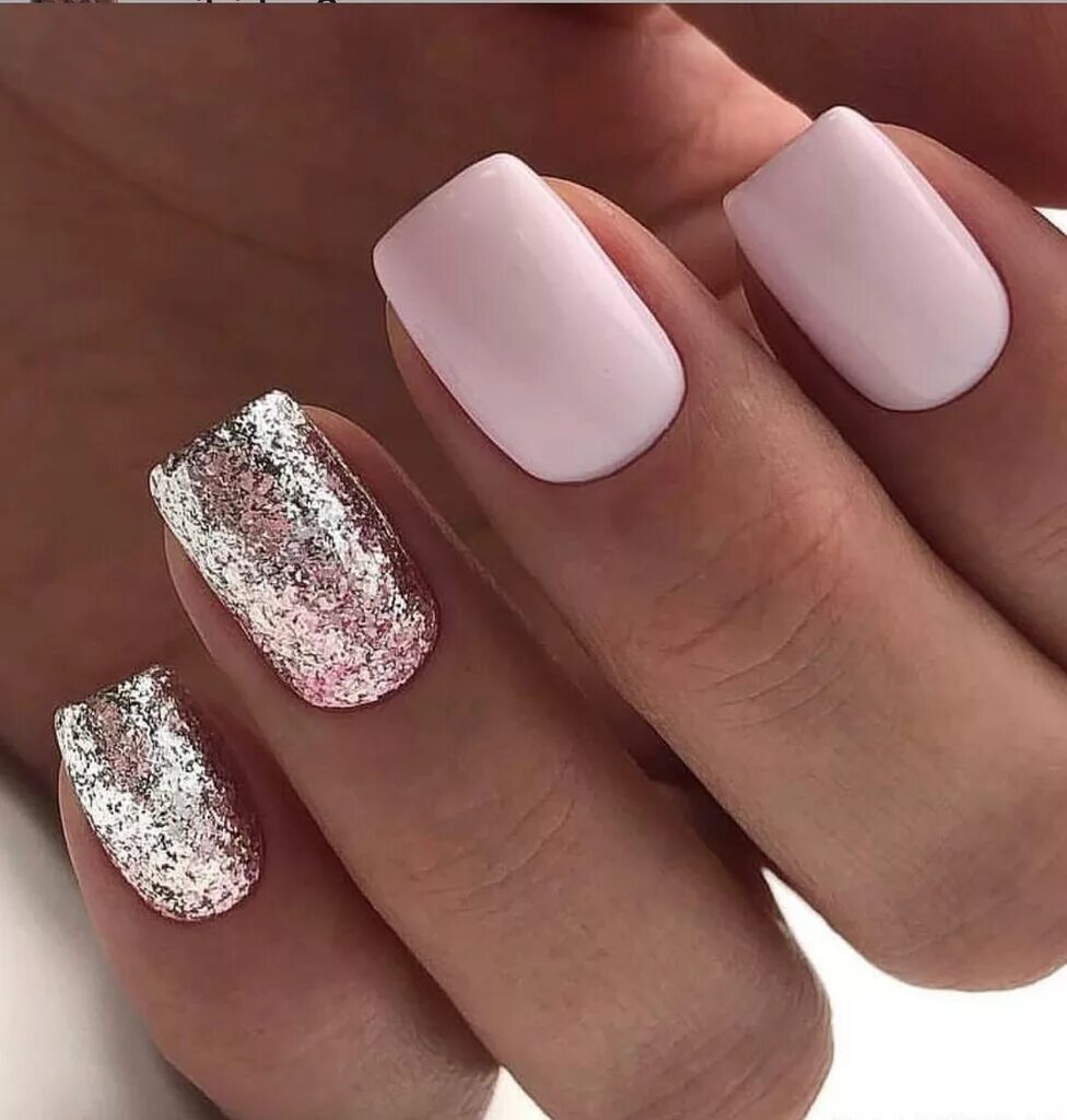 маникюр светлый дизайн с блестками