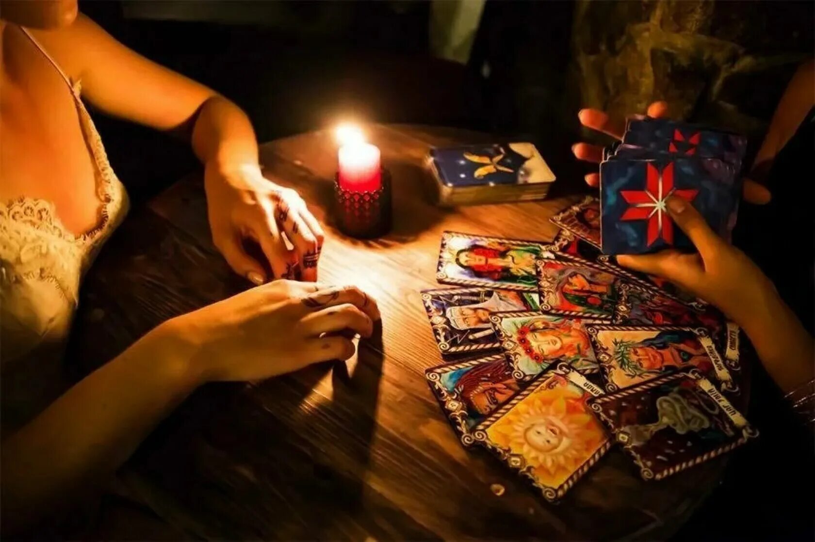 Карты гадальные таро любви. Гадание таро забытых. Карты таро на столе. Slavic legends tarot галерея. Ритуалы таро.