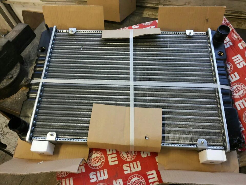 Радиатор волга 31105 крайслер. Радиатор волга 31105. Радиатор медный волга 31105. Радиатор волга 3102 3 рядный. Радиатор на волгу 31105 алюминиевый.