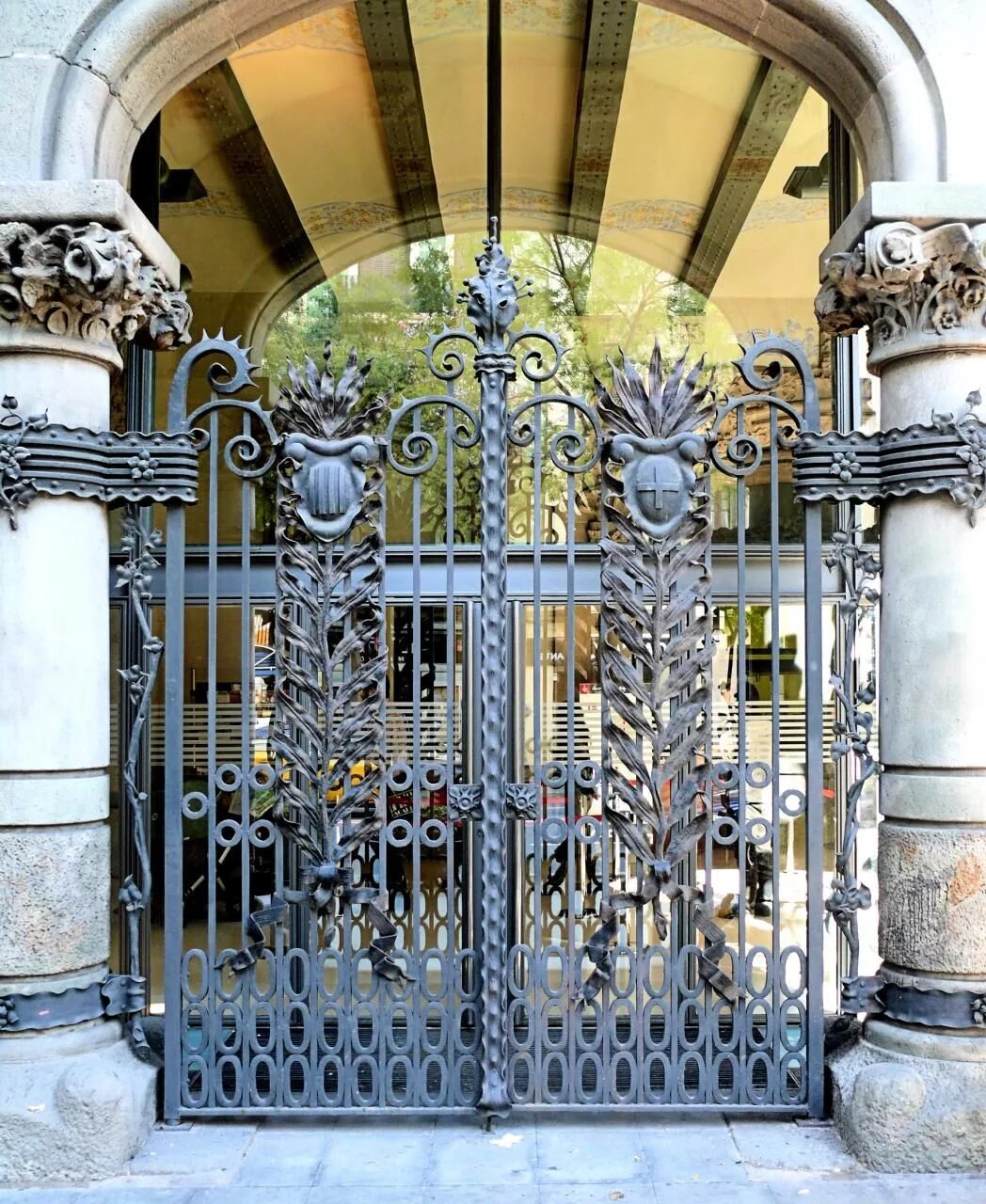 Модерн кованые ворота 20 век. Кованые ворота классицизм 19 век спб. Архитектура ворот. Дворец в вырице ворота. Ворота летнего сада в санкт-петербурге.
