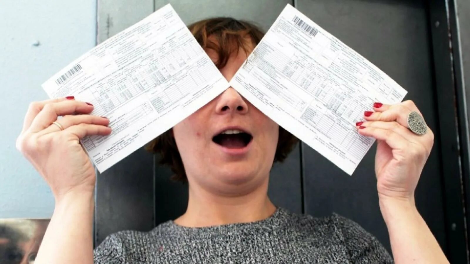 Человек с квитанцией жкх. Девушка с квитанцией. Мечтает о деньгах. Девушка заплатила за квартиру. Женщина с квитанцией.