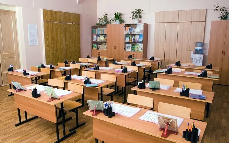 Столы для учителей и преподавателей