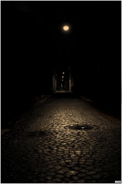Светлая среди темных. Темный переулок. Вчерашний вечер из подворотни. Ночь в моей подворотне. Тёмные отраж 2.