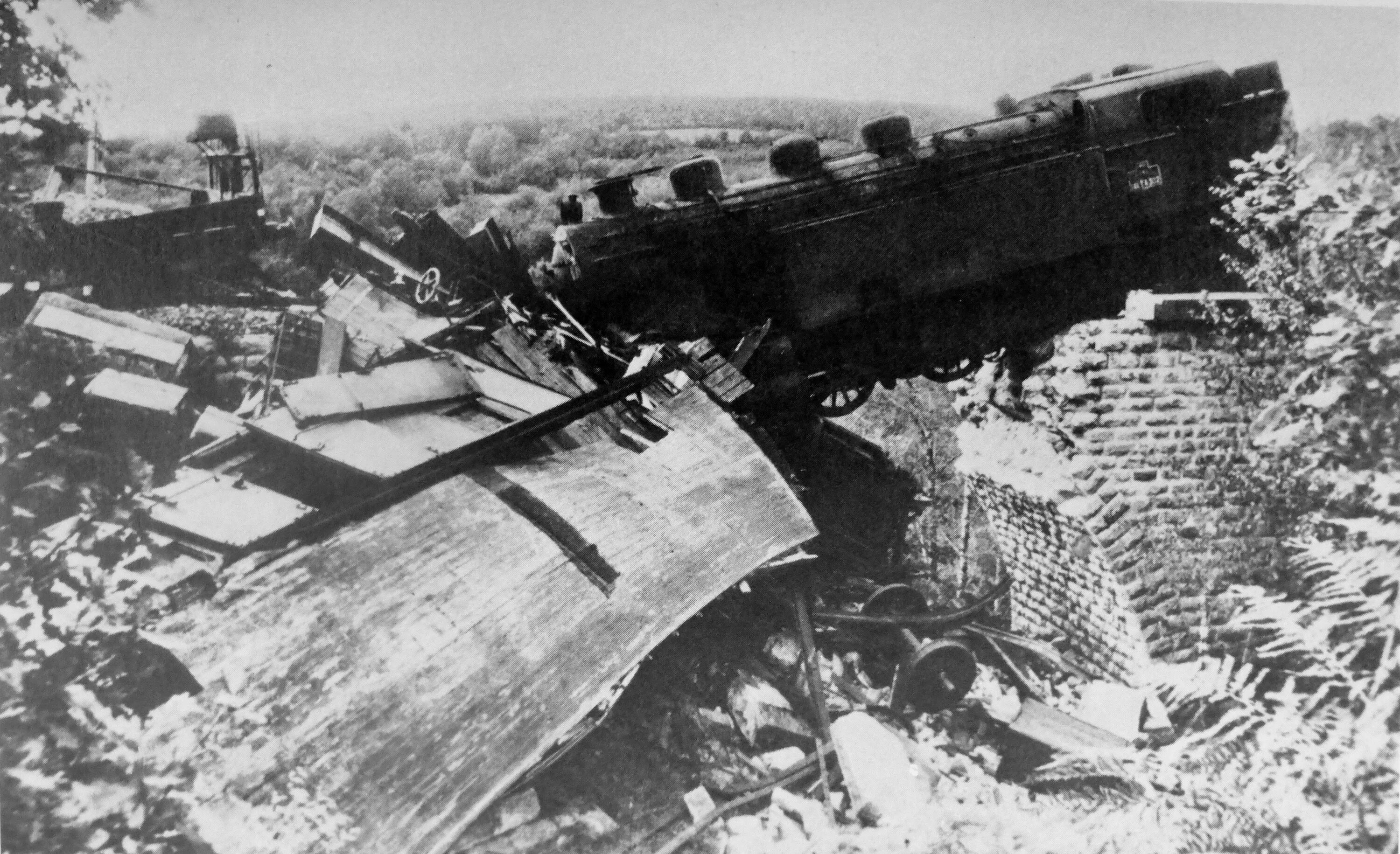 Вокзал паддингтон после бомбежки 1944 года. Дороги асфальт. Железнодорожный вокзал сталинграда 1942 года. Вокзал 1941 год севастополь. Разбомбленная дорога.
