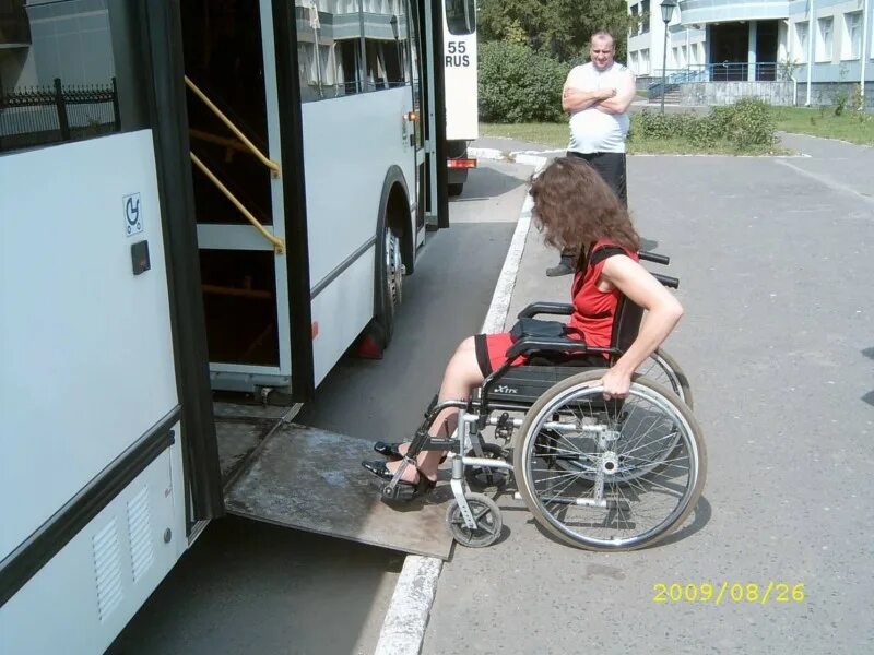 Доступность транспортных услуг для инвалидов. Транспорт для маломобильных групп населения. Машина для маломобильных групп населения. Доступная среда на транспорте. Транспорт для инвалидов.