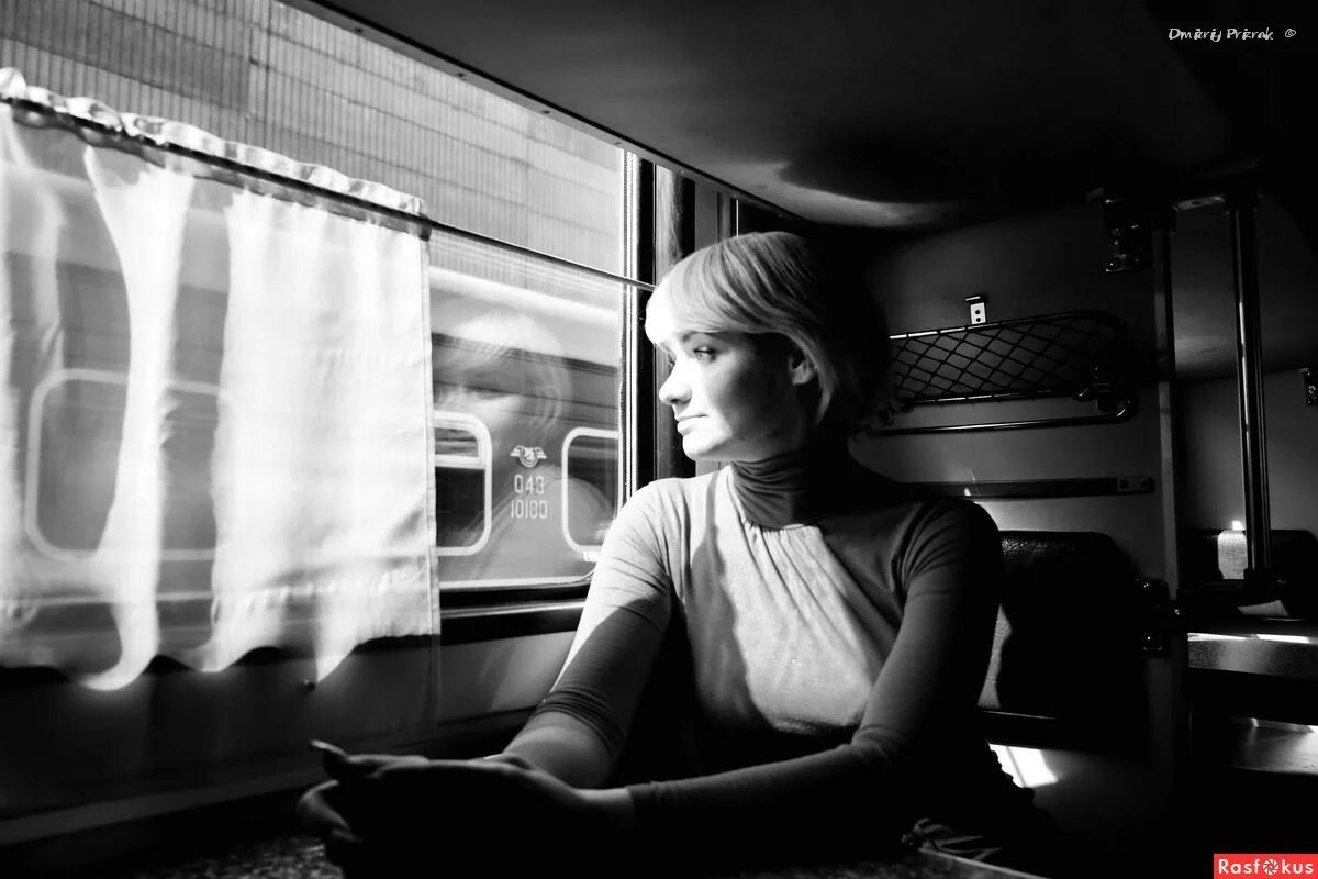 девушка в поезде. девушка в поезде. мужчина в поезде. Margot robbie в поезде. красивые девушки в поезде.