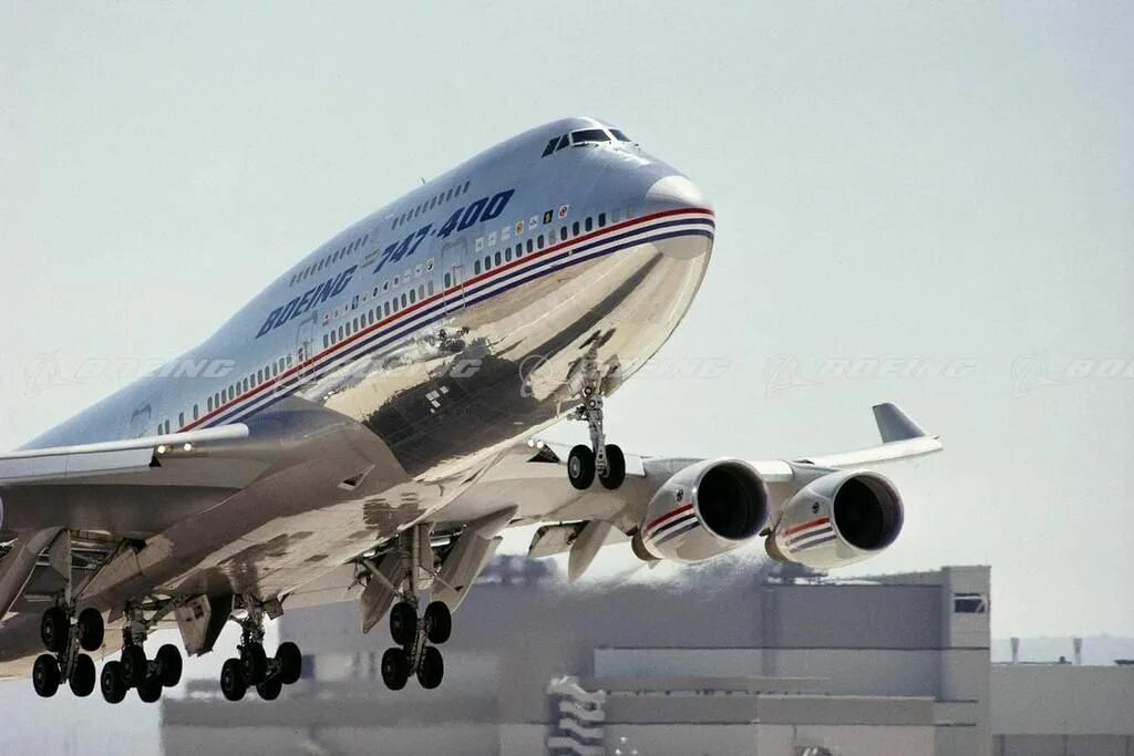 Jumbo jet. Джамбо Джет 747-400. Боинг 747 400. Самолёт Боинг 747. 747 Jumbo Jet.