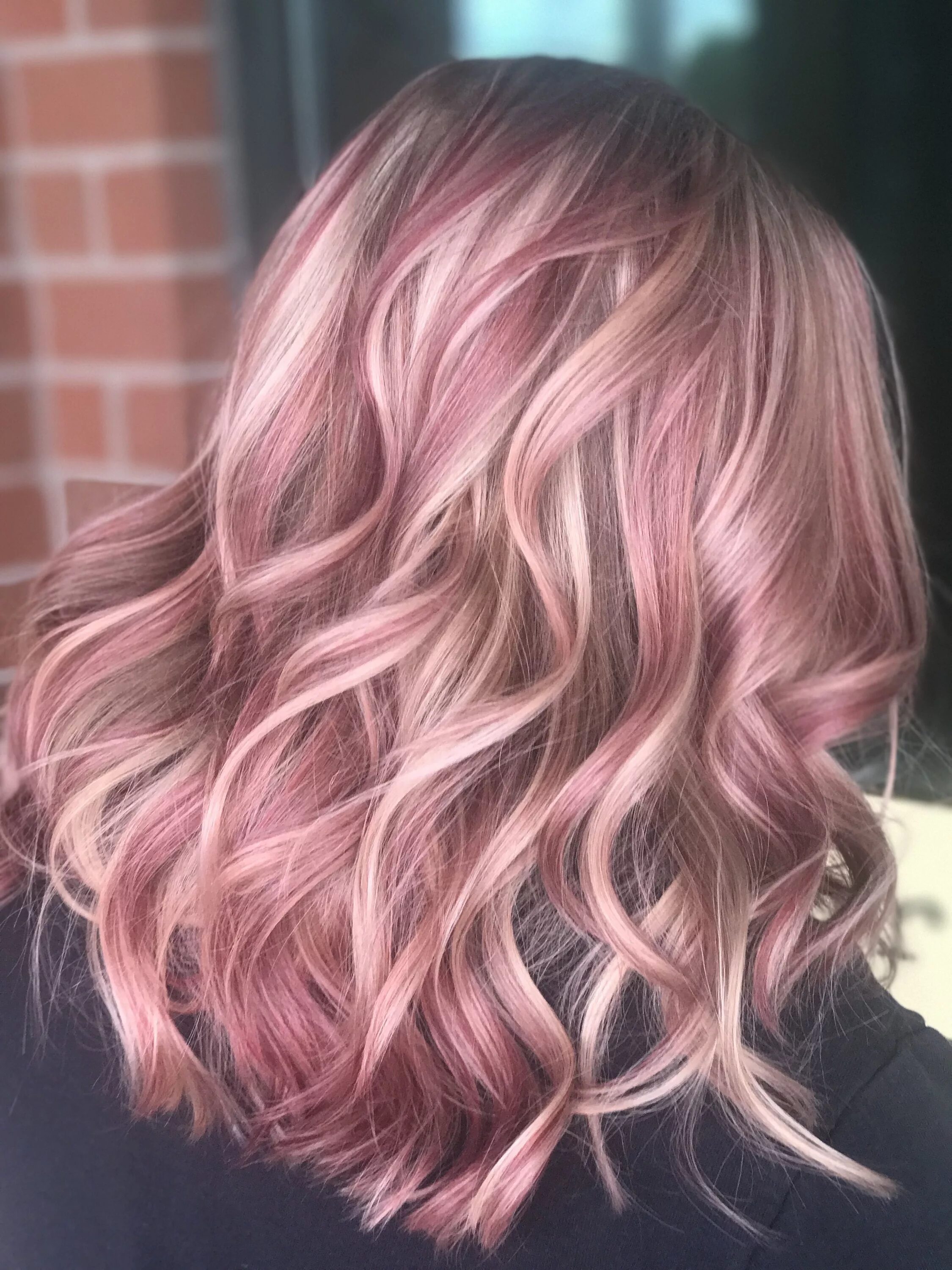 Rose blonde. Роуз Голд балаяж. Роуз Голд цвет волос. Лореаль жемчужный розовый блонд. Балаяж розовый блонд.