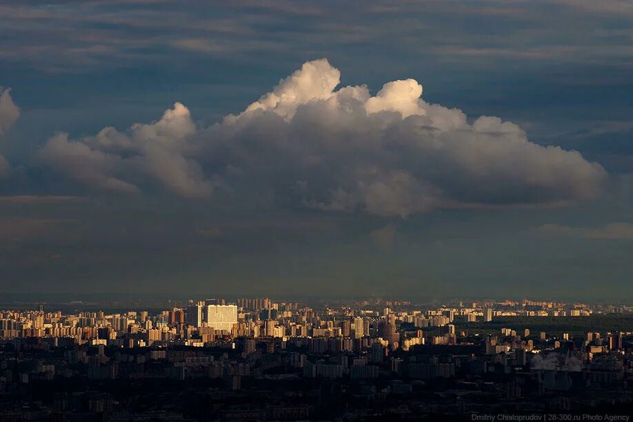 Небо москвы сегодня. Москва небо. облака над москвой. облака с высоты птичьего полета. небо над москвой.