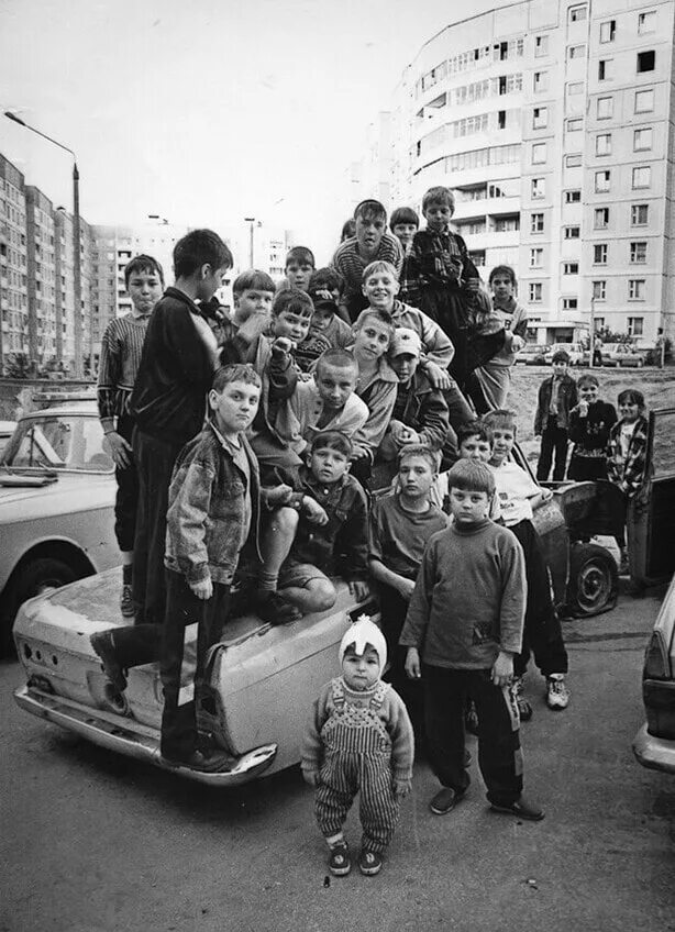 Фотографии 90. Макс Корж 90-е. Макс Корж в 90. Макс Корж с пацанами. Дети 90-х.