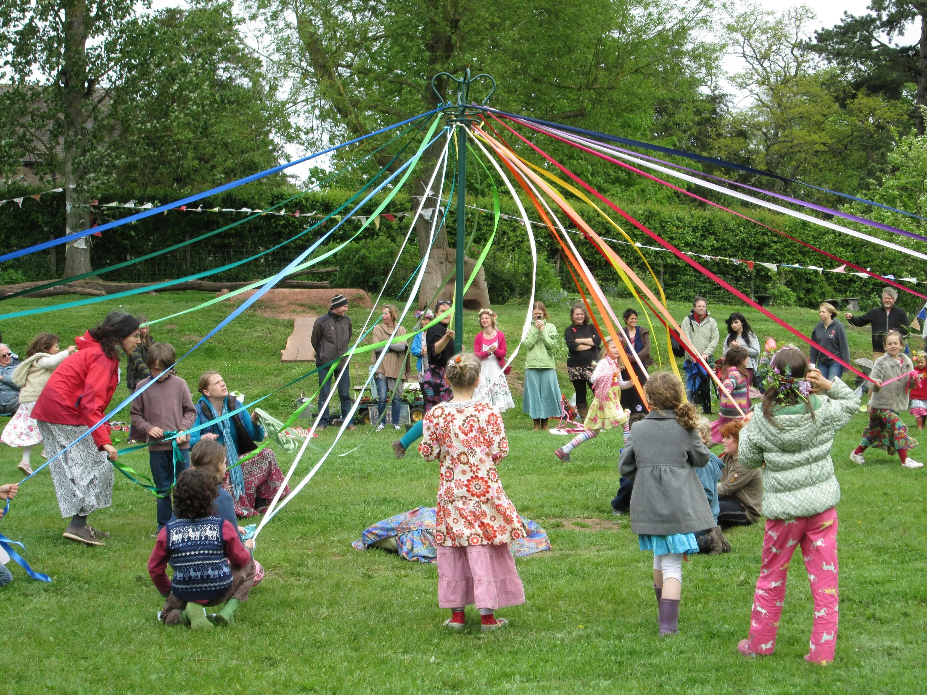 Made may day. Maypole Valheim. The Maypole праздник в Англии. Maypole Pagan. Праздник Maypole в Великобритании.