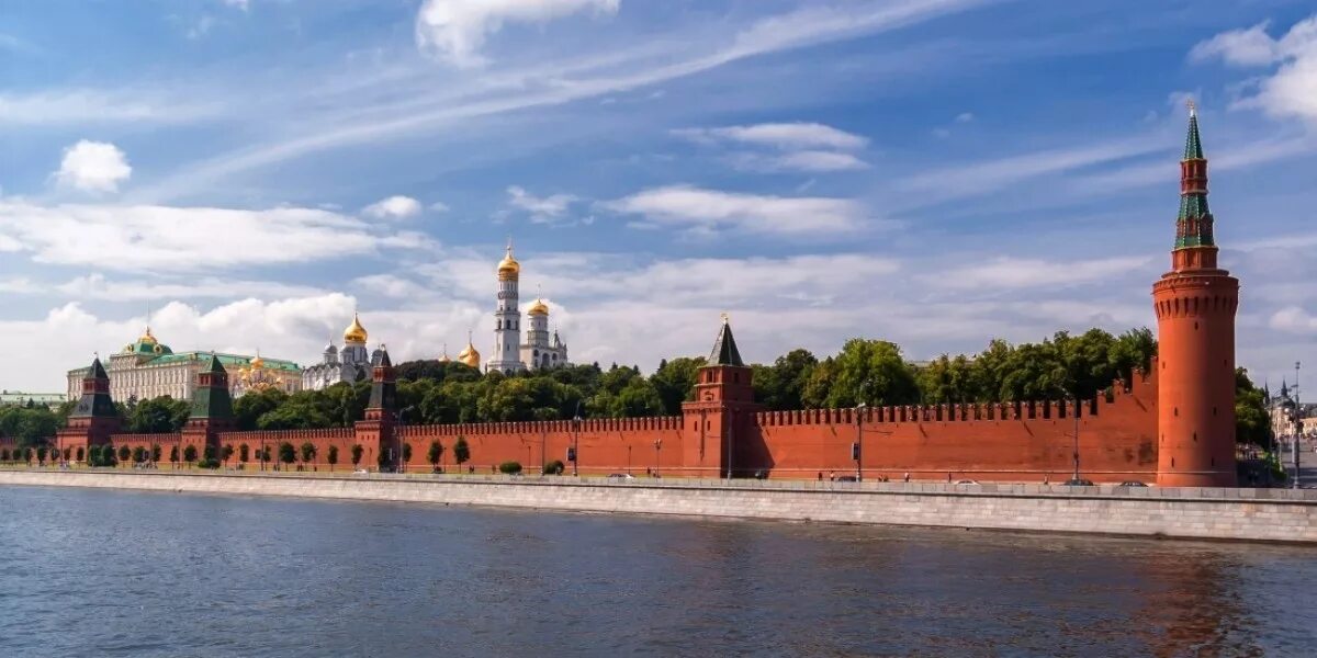 Какие реки протекают у московского кремля. Кремлевские стены и башни. Стены и башни Московского Кремля. Туристы в Кремле. Территория Кремля.