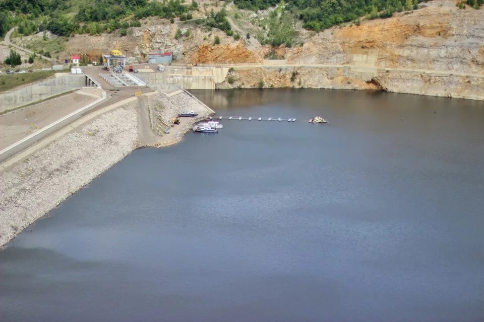 Юмагузинская гэс. Юмагузинское водохранилище плотина. Нугушское водохранилище плотина. Юмагузинское водохранилище дамба. Дамба Нугуш водохранилище.