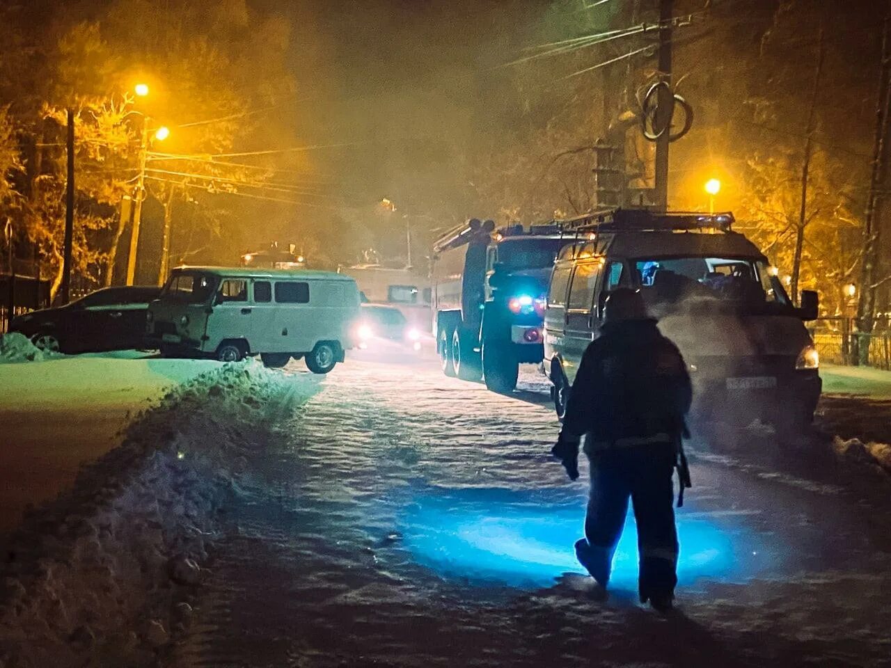 Пожарные сарапул. Пожарные удмуртии. Дом горит. Пожар в сарапуле. Пожарные сарапул.