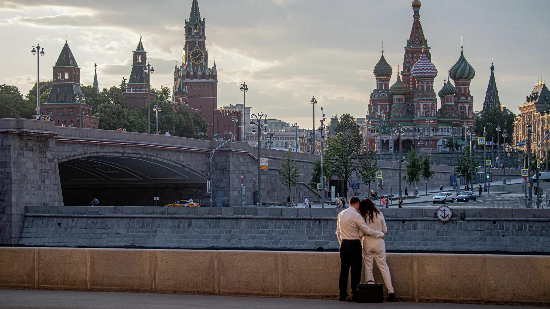 В москве проживает человек. Москва люди. Центр Москвы. Красивые места в Москве. Москва центр города.