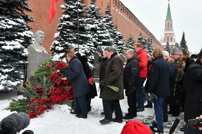 21 апреля день рождения сталина. Возложение цветов к могиле Сталина. Могила Сталина. Могила Сталина в цветах. День рождения Сталина.