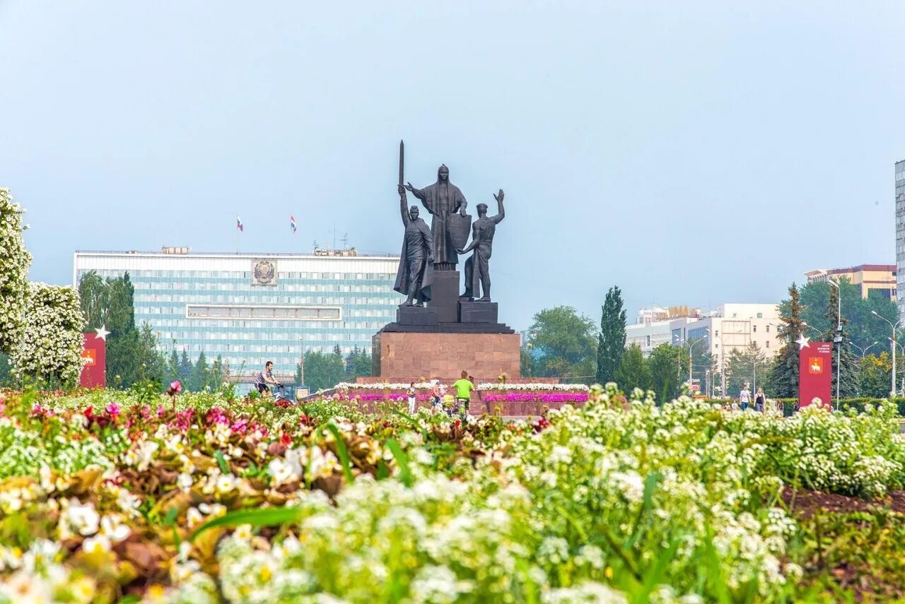 Каталоги города перми. Городская Эспланада Пермь. Эспланада Пермь лето. Эспланада Пермь летом. Пермь Центральная площадь.