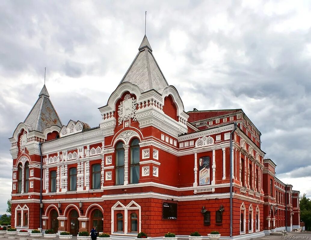 Памятная архитектура. Памятники архитектуры Самарской Самары. Городской театр Самара архитектура. Самарский театр • Архитектор - Чичагов. Драматический театр Самара.