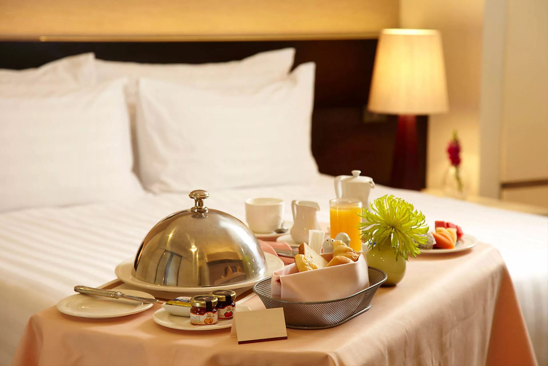 Отель отзывы питание. Рум сервис в гостинице. Завтрак в гостинице. Завтрак в номер в гостинице. Сервировка стола номер отель.