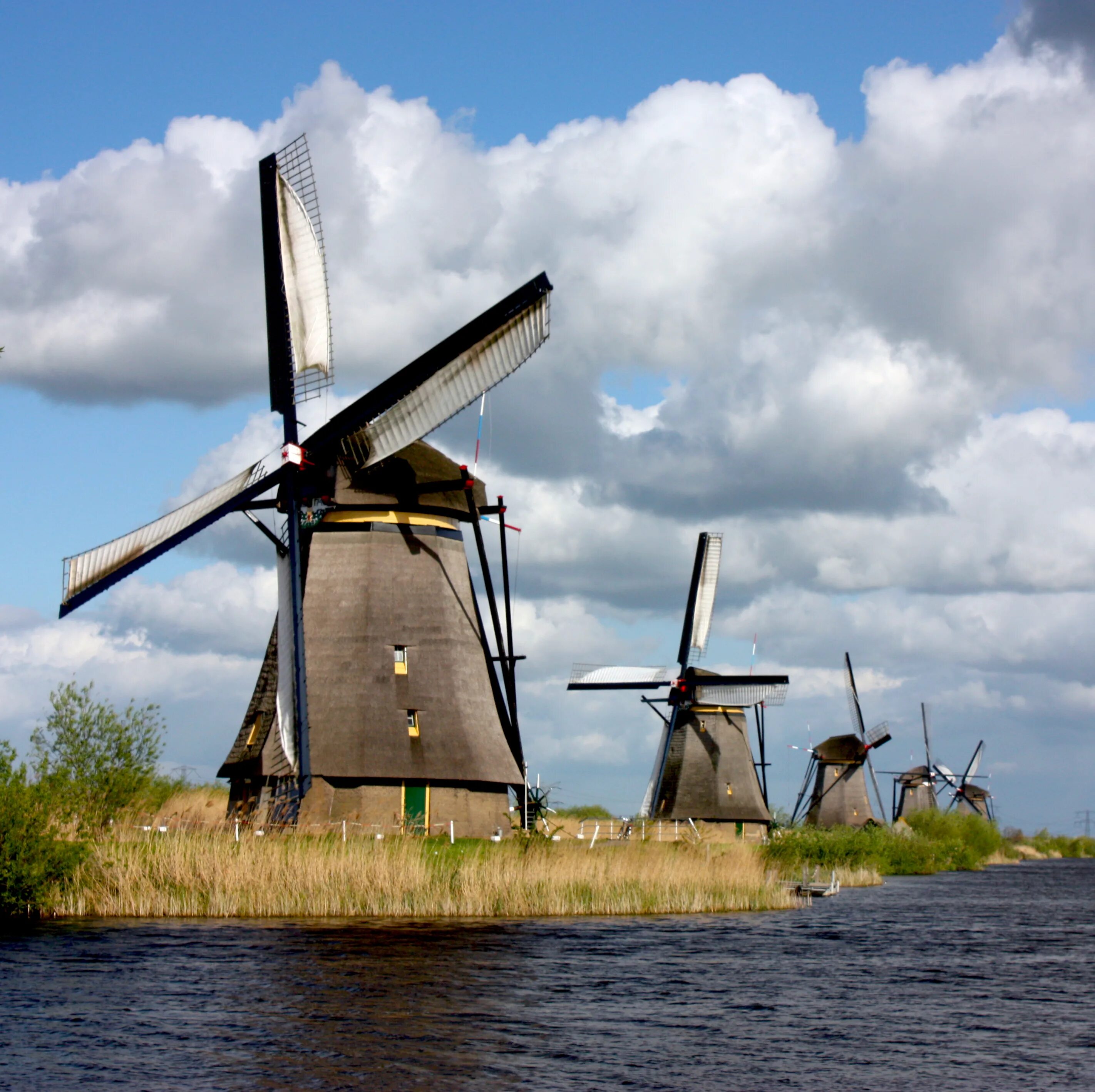 Киндердейк мельницы. Kinderdijk Голландия. Ветряные мельницы Киндердейка. Ветряные мельницы в Киндердейке.