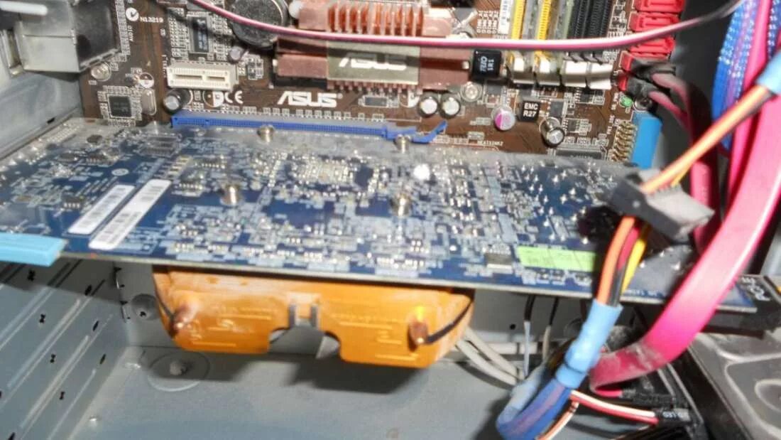 Отсутствует входной сигнал на монитор. Нет сигнала на мониторе. Магнитола пишет нет сигнала. Синий экран нет сигнала. Магнитола пишет нет сигнала.