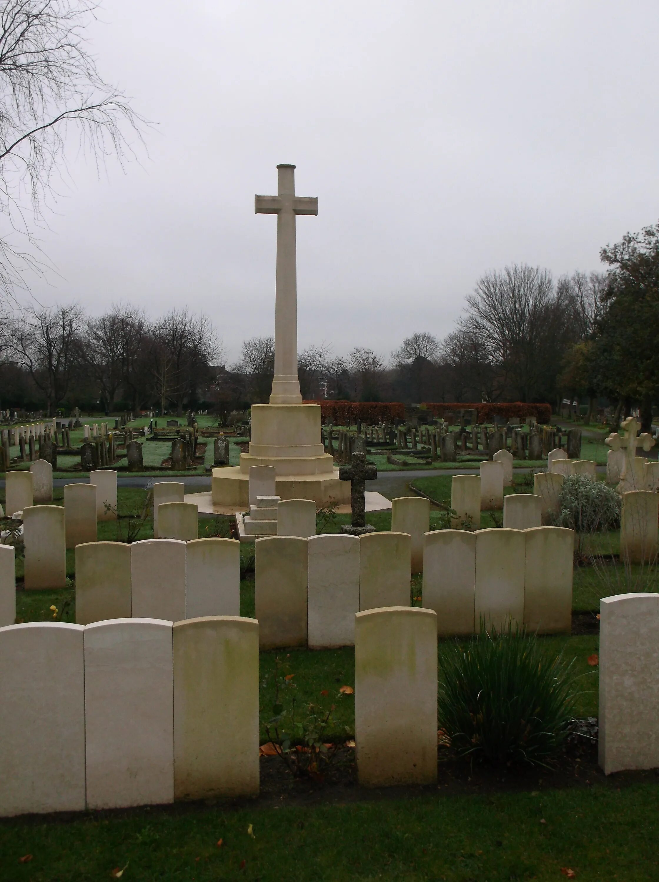 Современные кладбища Лондона. Richmond Cemetery. Ивано Франковск кладбище сейчас. Лондонское кладбище с вампиром опознавательные знаки.