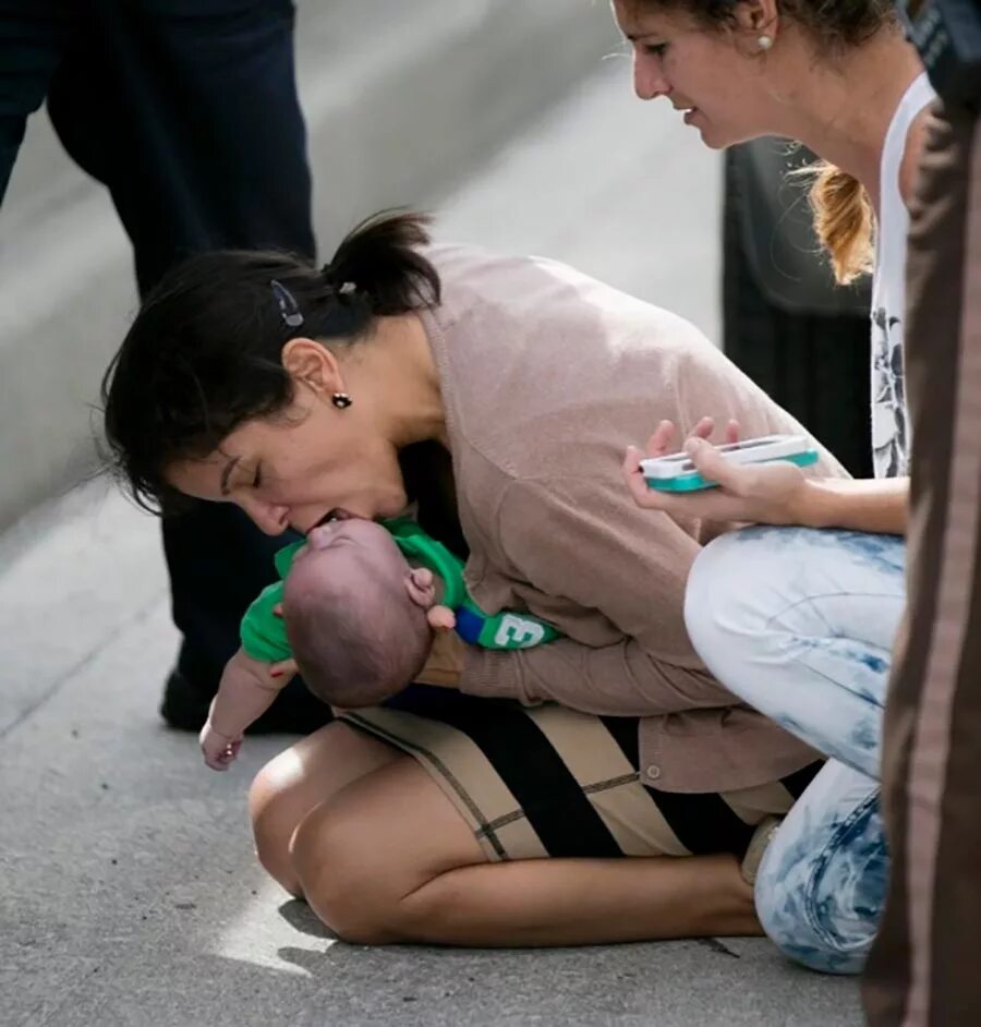 Женщина с ребенком. Джейкоб трамбле комната 2015. Жена и дети. Американские дети. Дети девочки глубокий интернет.