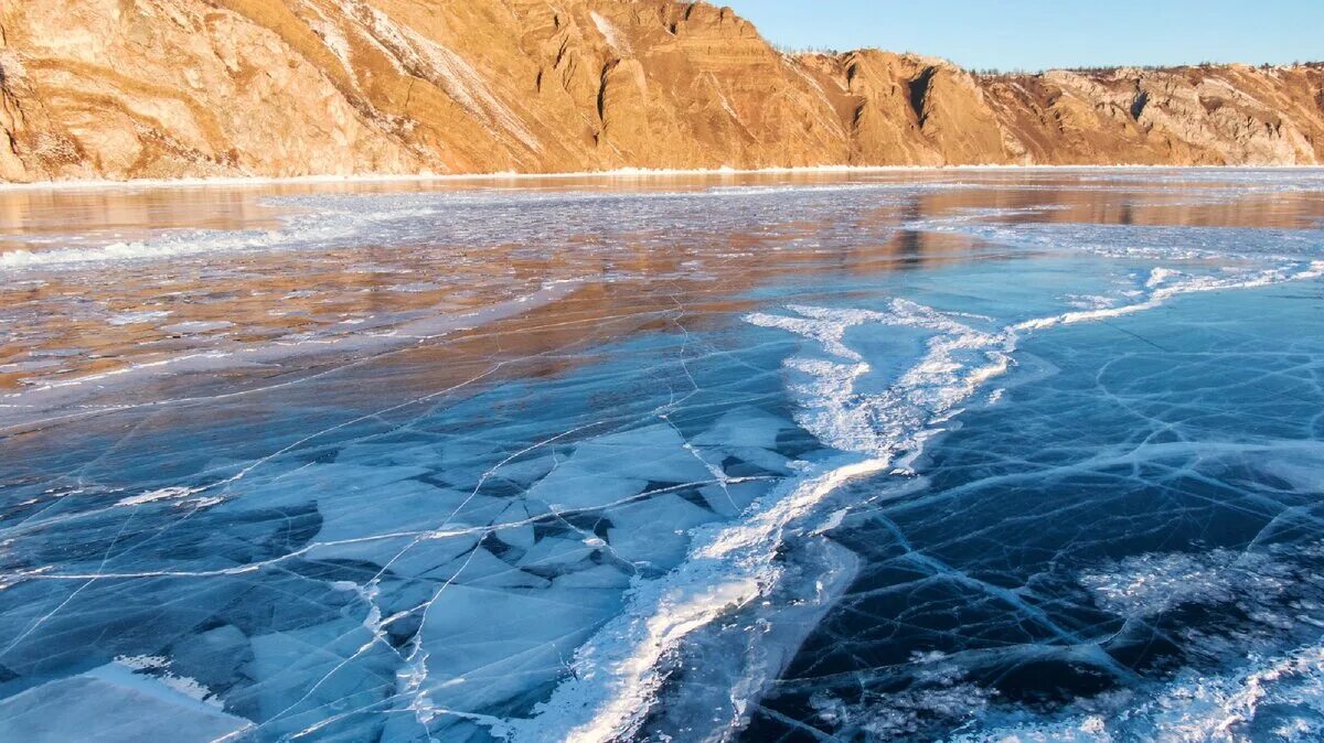 Замерзшие воды байкала. Замерзший байкал. Озеро байкал подо льдом. Озеро байкал подо льдом. Озеро байкал замерзла.