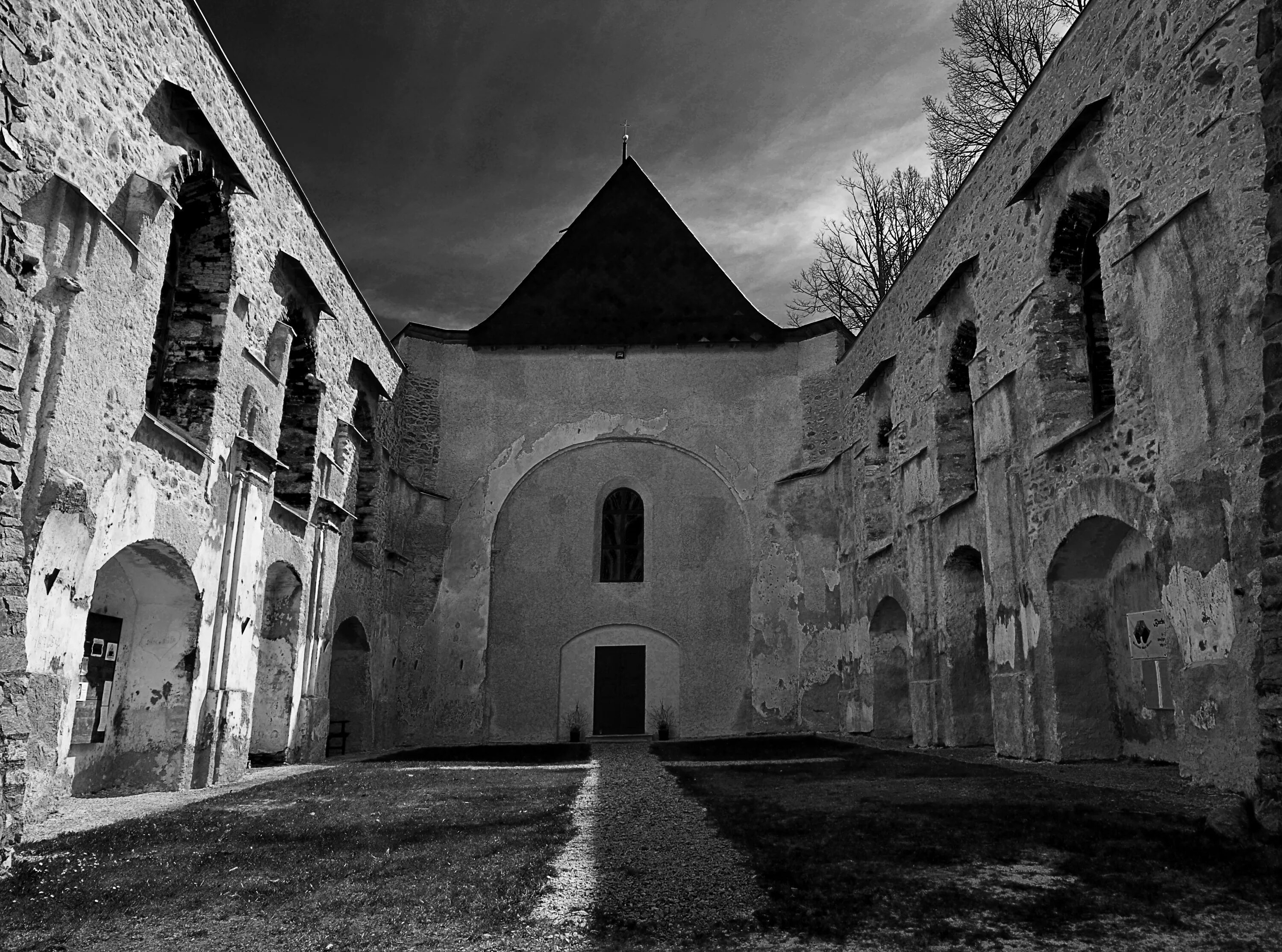 Дома белая церковь. Старое белое здание. круглое серое старинное здание. часовня чб. дома или церкви старые чёрно белые.