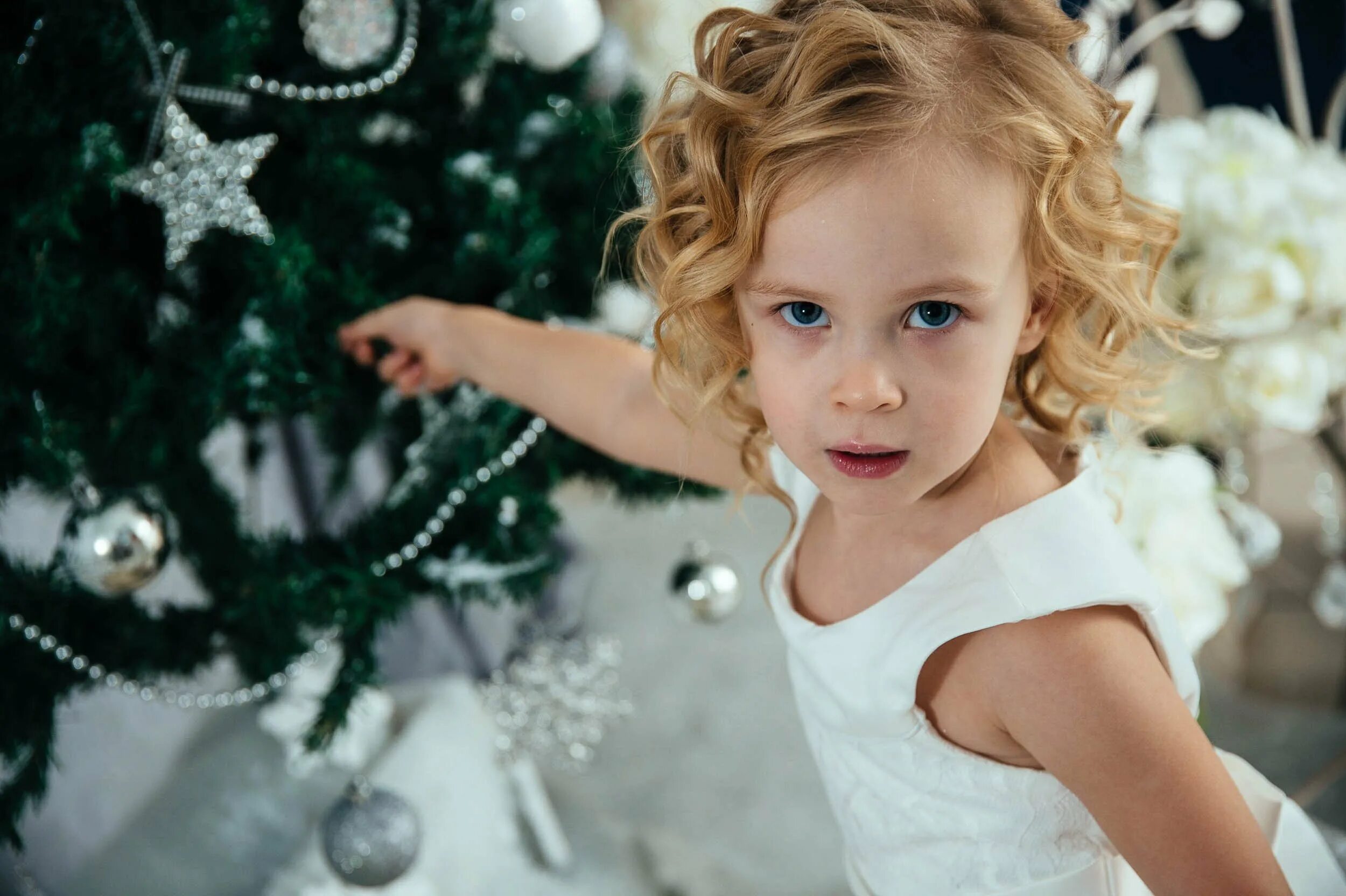 детский новый год. прическа на новый год девочке. прическа на нг ребенку. новогодние прически для девочек на длинные волосы. новогодние прически на новый год девочкам.